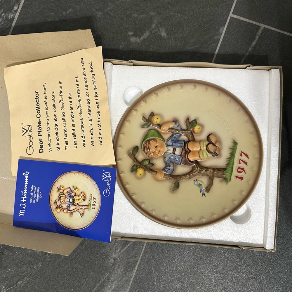 M.J.Hummel Annual Plate‎ 1977 In Bas Relief Collectors Plate w/ Original Box
